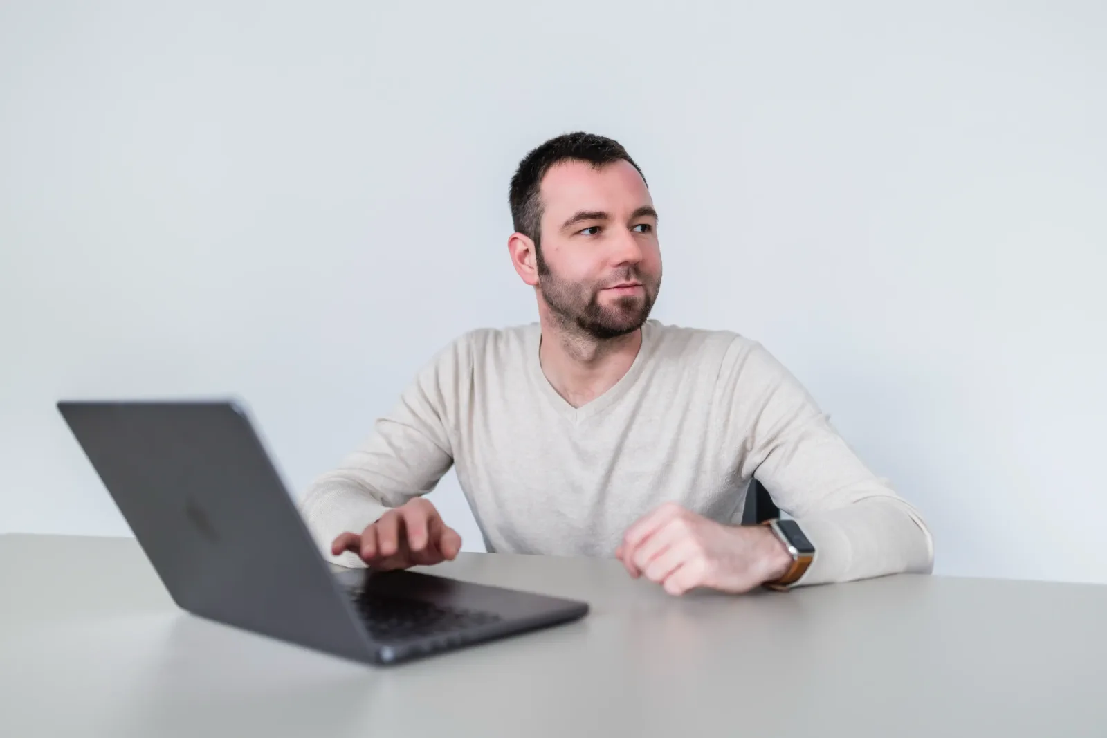 Martin Světlík pri MacBooku